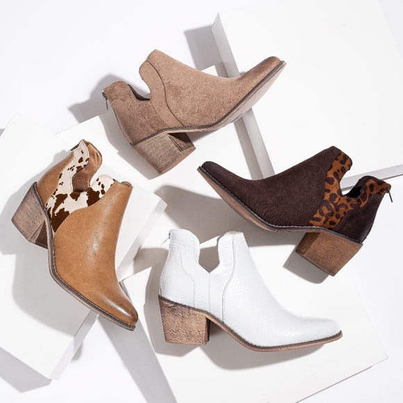 Snakeskin White Vegan Leather Ankle Booties Size 6.5 - Picture 4 of 5